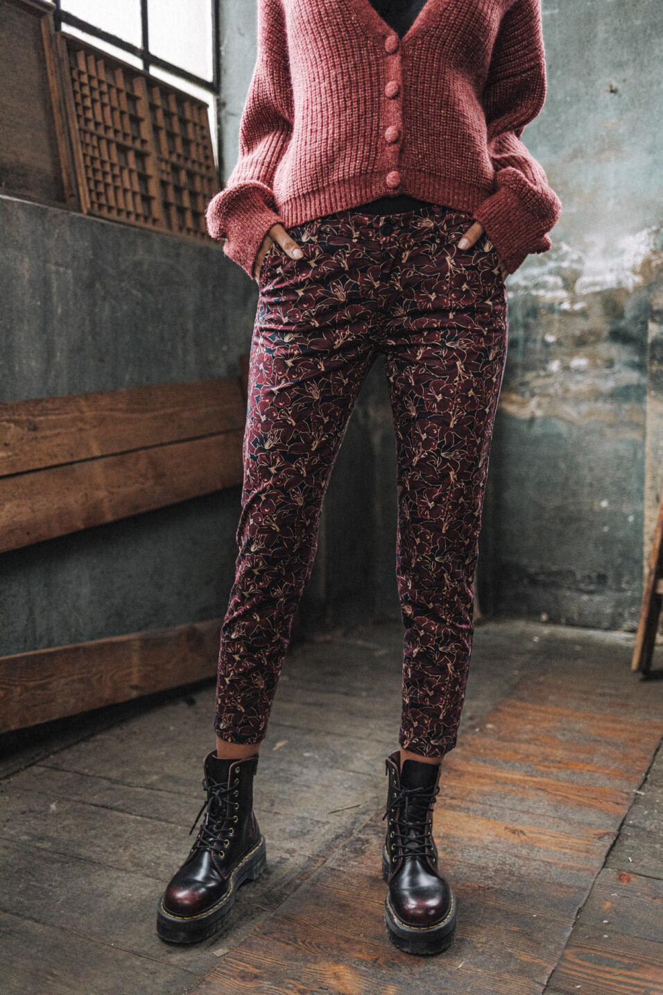 pantalon avec motif floral rouge