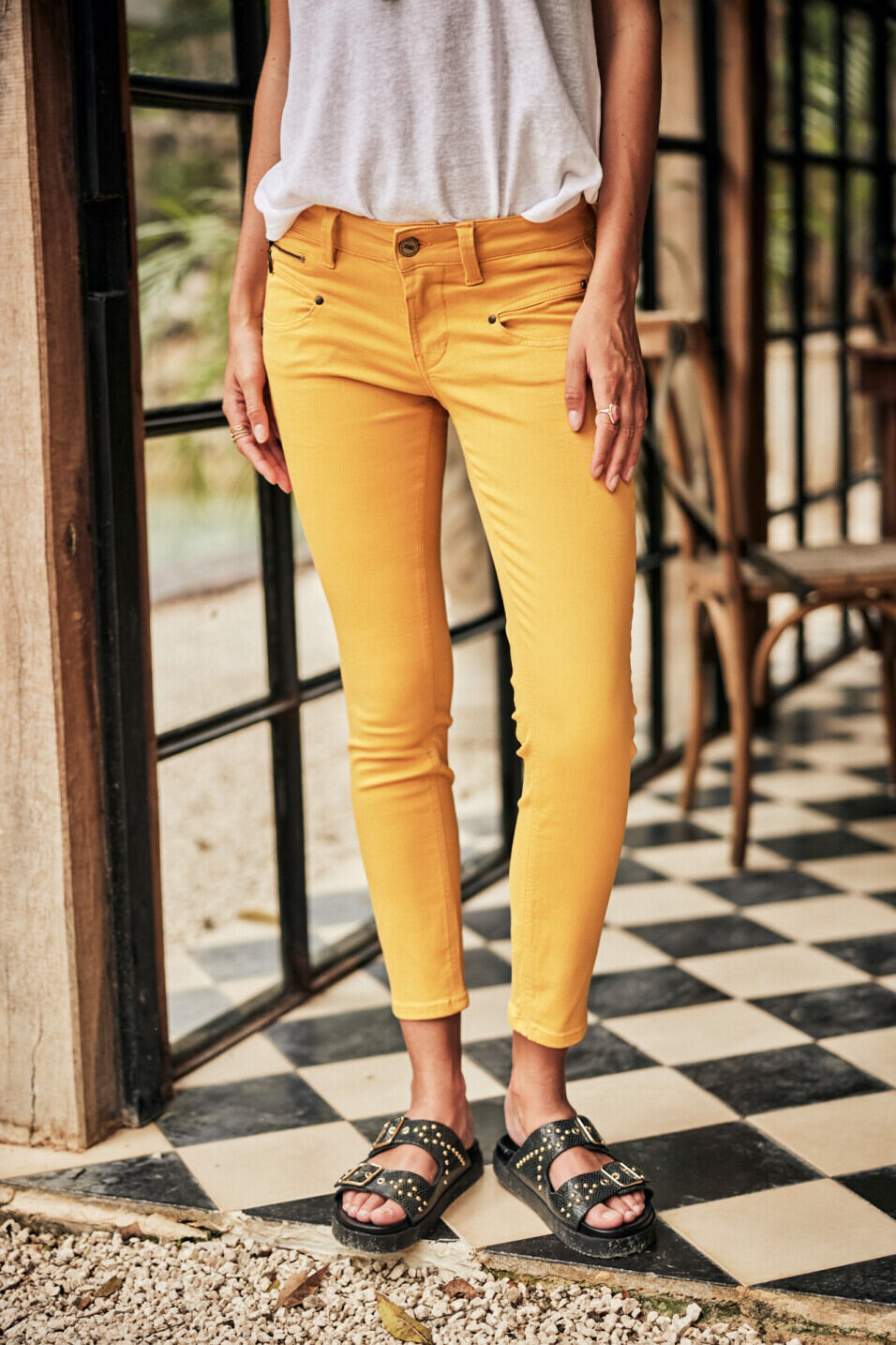 Alexa color amarillo hot sale