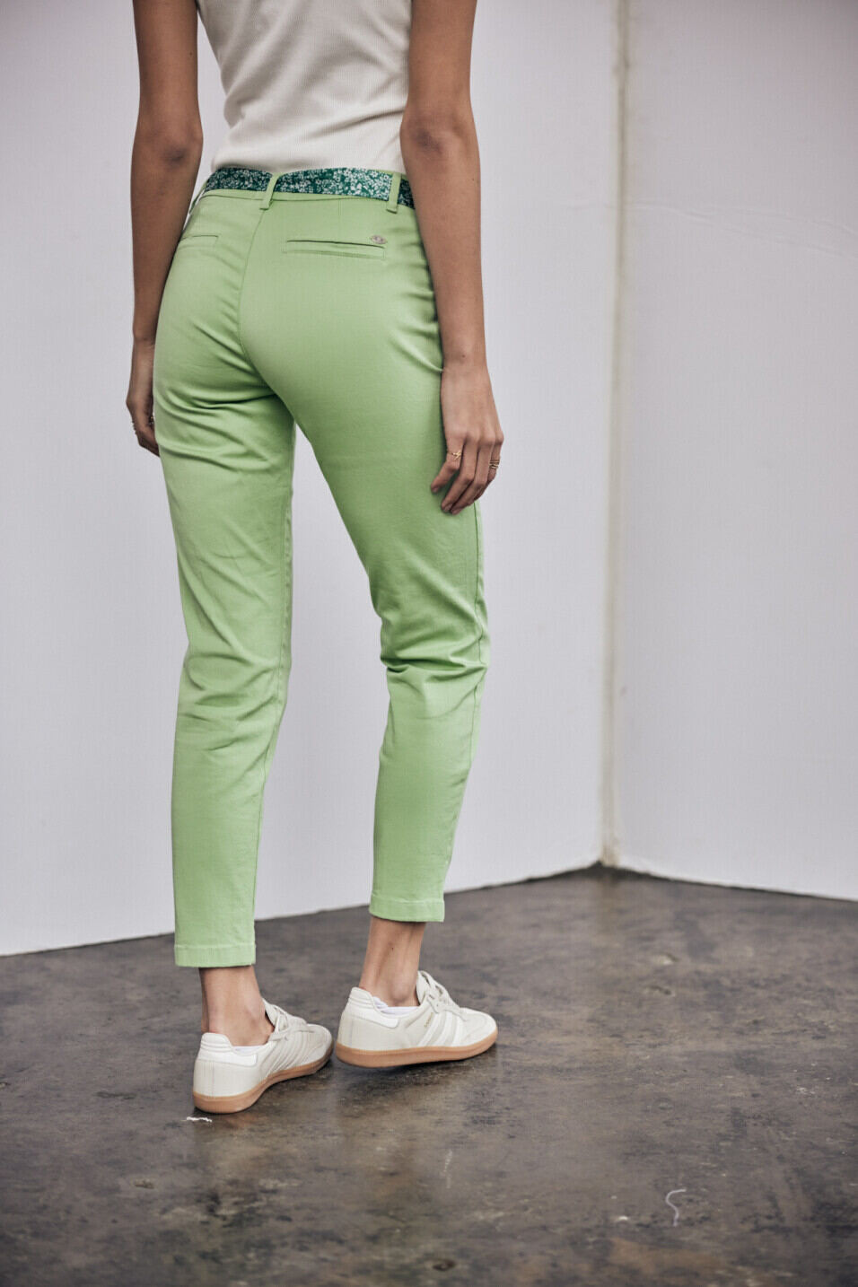 Pantalon chino Femme Claudia Felicita Quiet green | Freeman T. Porter