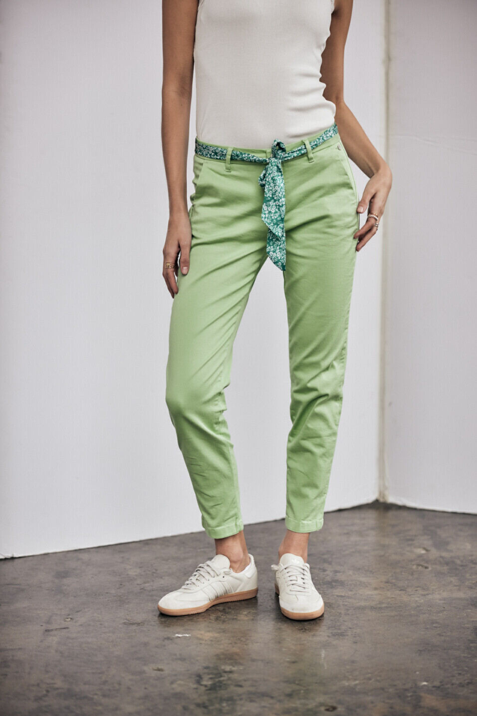 Pantalon chino Femme Claudia Felicita Quiet green | Freeman T. Porter