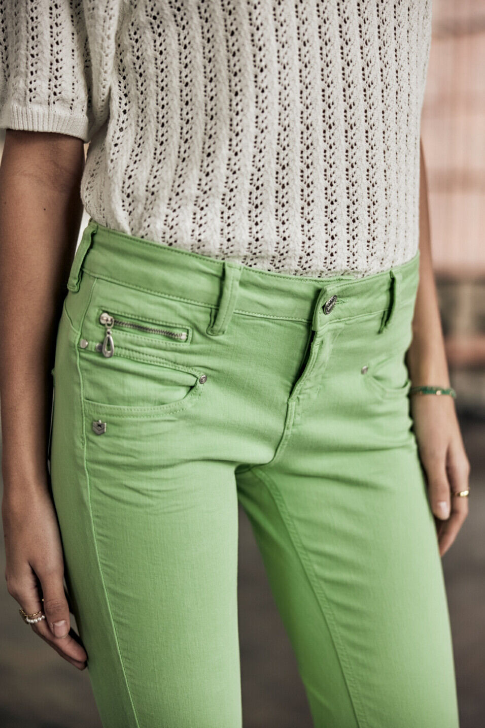 Pantalón de color Woman Alexa Cropped New Magic Color Quiet green | Freeman T. Porter