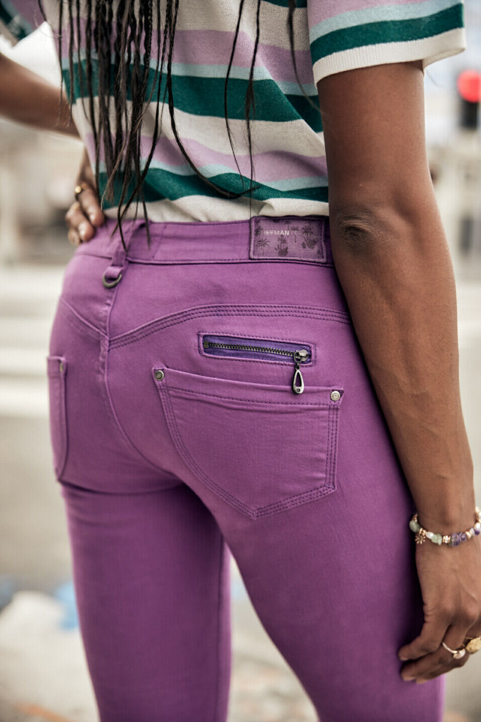 Pantalón de color Woman Alexa Cropped New Magic Color Dewberry | Freeman T. Porter