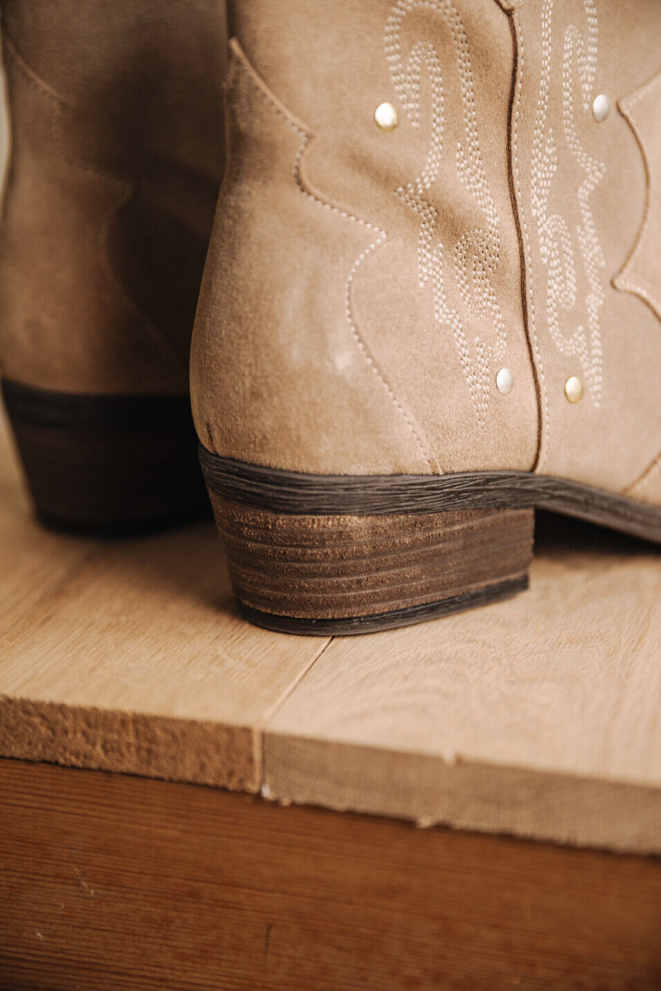 Boots en cuir Femme Laurene Suede Studs Cappuccino | Freeman T. Porter