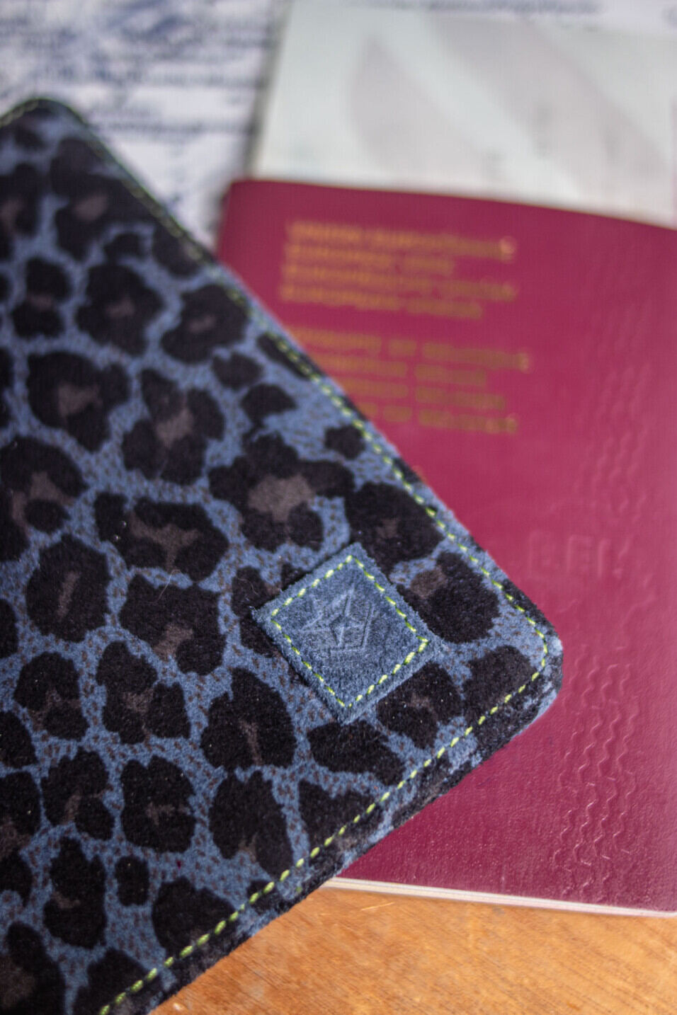 Etui passeport léopard  Krishna Leo Cobalt | Freeman T. Porter