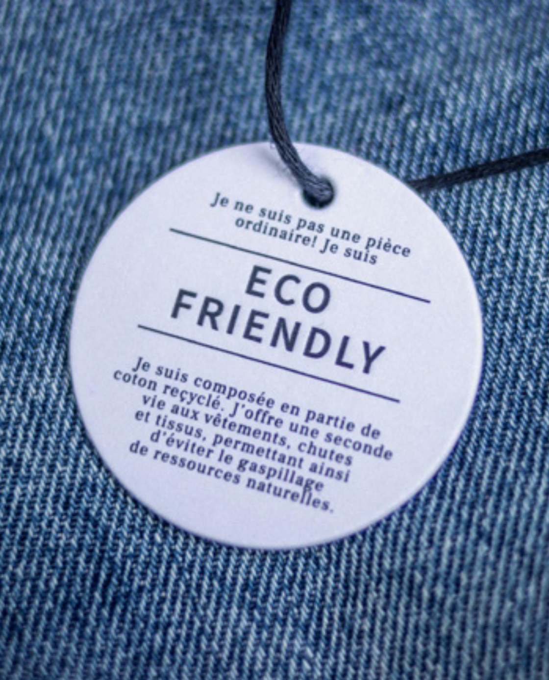 Une étiquette de jeans stipulant que le tissu est Eco Friendly