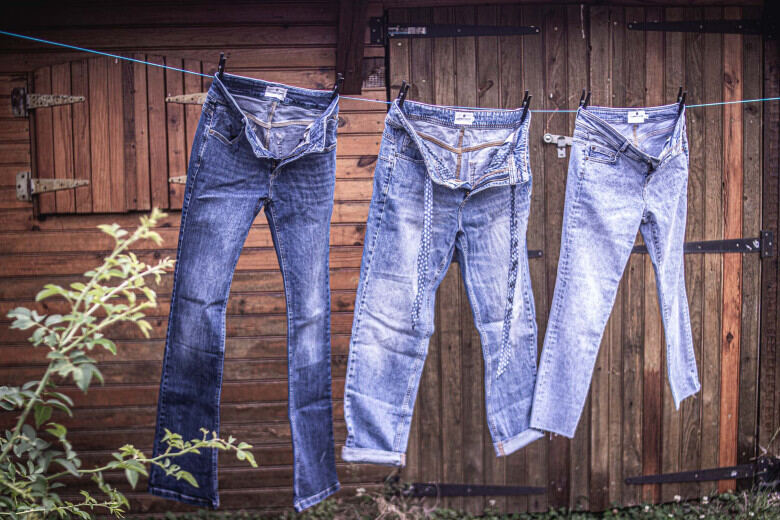Jeans qui sèche à l'air libre après avoir été lavés