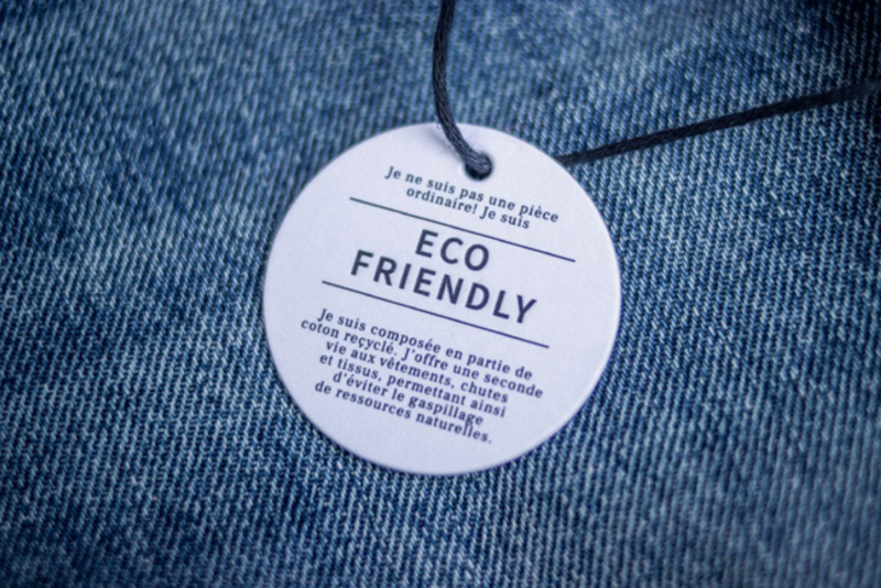 Une étiquette de jeans stipulant que le tissu est Eco Friendly